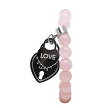 Cargar imagen en el visor de la galería, Pulsera De Cuarzo Rosa Con Dijes De Corazón Dama