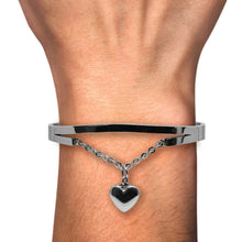 Cargar imagen en el visor de la galería, Pulsera Brazalete Con Corazón Acero Inoxidable Dama