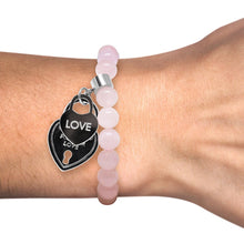 Cargar imagen en el visor de la galería, Pulsera De Cuarzo Rosa Con Dijes De Corazón Dama