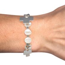 Cargar imagen en el visor de la galería, Pulsera De Perlas Con Dijes De Cruz Acero Inoxidable Dama