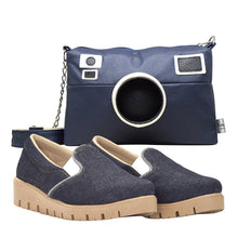 Cargar imagen en el visor de la galería, Conjunto Bolsa Cartera Cámara 3D Azul Marino Cuadrada y Zapatos Tenis de Mezclilla