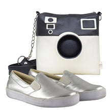 Cargar imagen en el visor de la galería, Conjunto Bolsa Cámara 3D Cuadrada Negro Blanco y Tenis Zapatos Metálicos