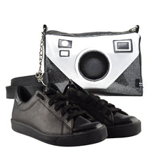 Cargar imagen en el visor de la galería, Conjunto Bolsa Cartera Cámara 3D Rectangular Negro Brillante y Zapatos Tenis Negros