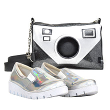 Cargar imagen en el visor de la galería, Conjunto Bolsa Cartera Cámara 3D Rectangular Negro Brillante y Zapatos Tenis Metálicos Tornasol