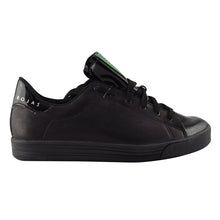 Cargar imagen en el visor de la galería, Conjunto Bolsa Cartera Cámara 3D Rectangular Negro Brillante y Zapatos Tenis Negros