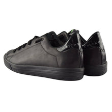 Cargar imagen en el visor de la galería, Conjunto Bolsa Cartera Cámara 3D Rectangular Negro Brillante y Zapatos Tenis Negros