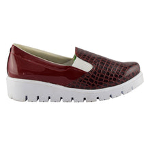 Cargar imagen en el visor de la galería, Tenis Altos Zapatos Charol Guinda con Textura Calzado Rojas